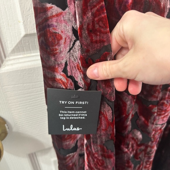 New with tags Lulus velvet red and black maxi dress size M - Picture 5 of 6